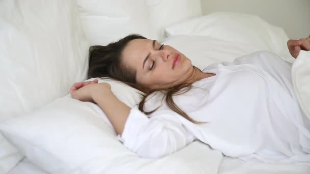 Jovem mulher acorda não se sentir descansado tendo dor nas costas — Vídeo de Stock