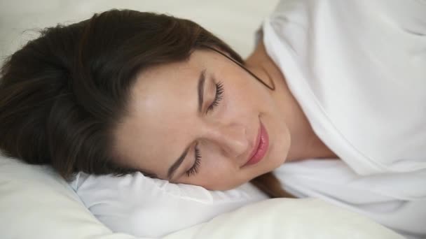 Closeup krásná žena spící na bílém lůžku