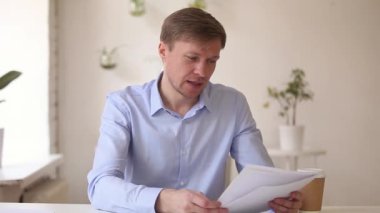 İşadamı uzaktan raporlama belgeleri tutan web kamera bakıyor