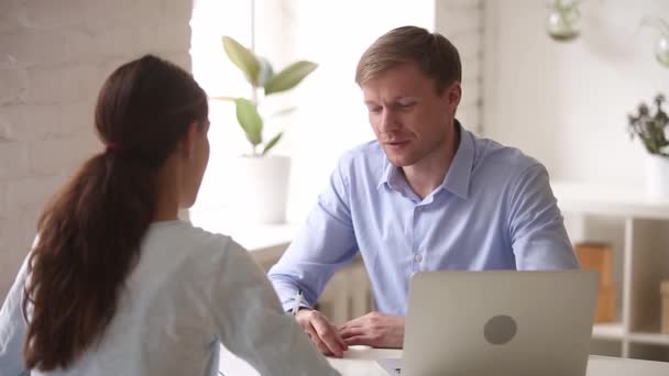 Homem vaga candidatura respostas sobre perguntas durante entrevista de emprego — Vídeo de Stock