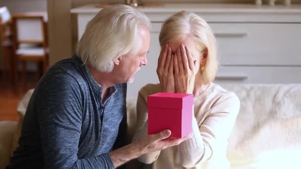 Liebender Ehemann bereitet sich auf Ehefrau-Überraschung vor Familie feiert Lebensereignis — Stockvideo
