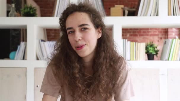 Adolescente chica estudiante vídeo llamando amigo hablando mirando la cámara — Vídeos de Stock