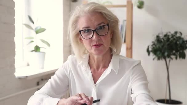 Äldre online Teacher Blogger titta på kamera inspelning Business vlog — Stockvideo