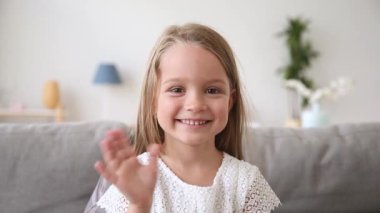 Komik küçük kız kamera görüntülü arama yaparken bakarak gülümseyerek