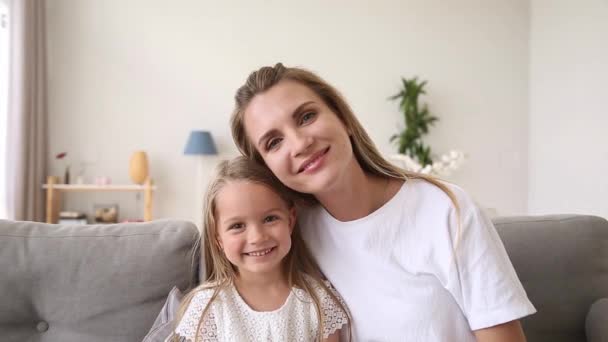 カメラを見てビデオ通話を作る幸せな母と子供 — ストック動画