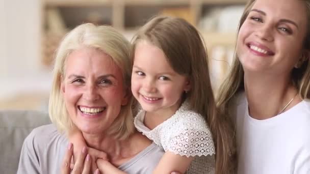 Три покоління жінок щаслива сім'я веселяться обіймаючись — стокове відео