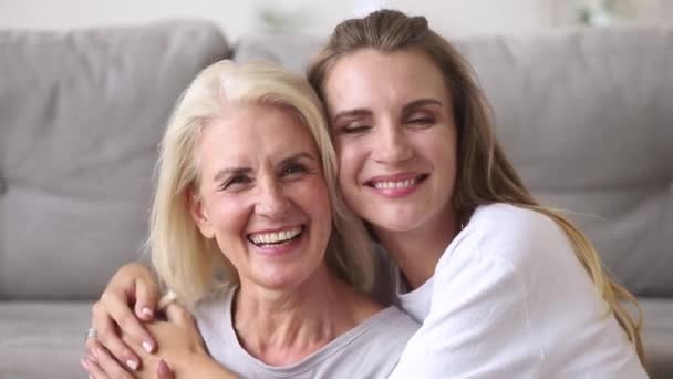 Bonne vieille mère embrassant jeune femme adulte riant ensemble — Video
