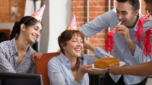 Emocionados diversos trabajadores felicitan a colega con cumpleaños en la oficina —  Fotos de Stock