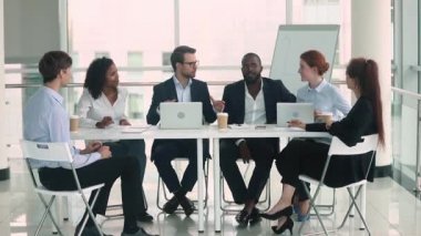 Konferans masasında takım çalışmasında farklı iş adamları grubu beyin fırtınası