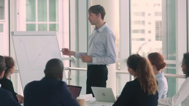 Confiado altavoz entrenador de negocios masculino serio dar presentación flipchart corporativo — Vídeos de Stock