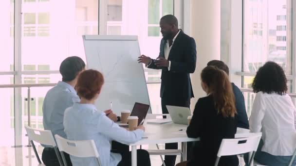 Treinador de negócios afro-americano apresentando resultado do projeto ao grupo de parceiros — Vídeo de Stock