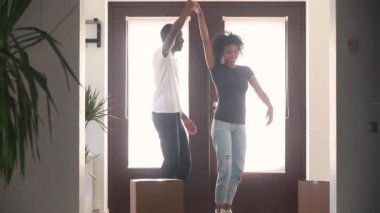 Mutlu Afrikalı çift ilk kez ev alıcılar koridorda dans