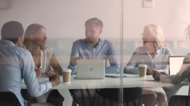 Mutlu işadamı el sıkışma görüşmelerde Afrikalı müşteri ile anlaşma yapma