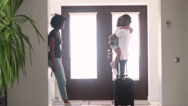 Африканський тато розмовляв з сумною дитиною в коридорі залишаючи сім'ю — стокове відео