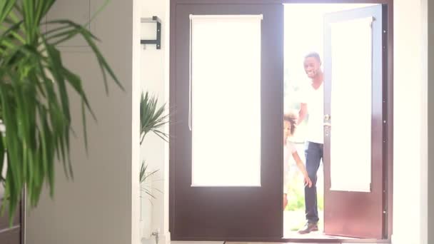 Menina criança africana feliz com os pais correndo para a nova casa — Vídeo de Stock