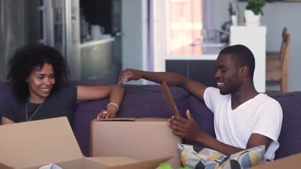 Afrikansk Kid dotter hoppa ur lådan leka med föräldrarna — Stockvideo