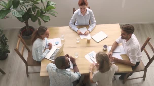 Счастливые разноплановые сотрудники дают пять вместе отметить корпоративный успех — стоковое видео