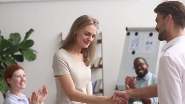 Jefe felicitando a empleada femenina apretón de manos alabando la promoción de la mujer feliz trabajador — Vídeo de stock