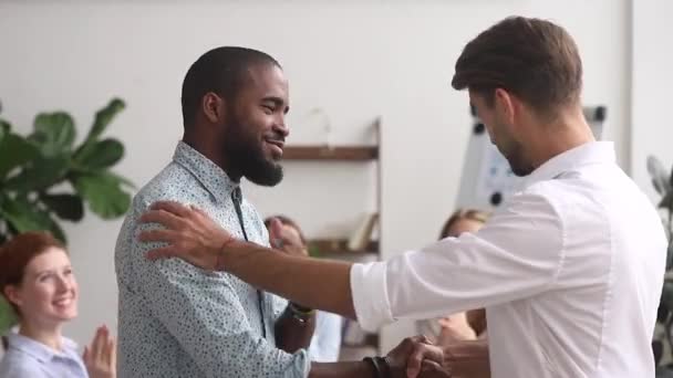 Heureux employé afro-américain fier d'être récompensé promu par le gestionnaire — Video