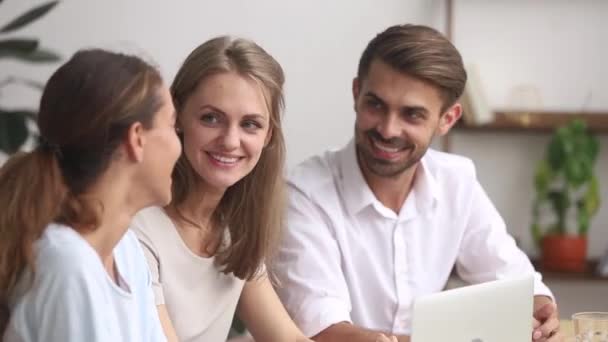 Счастливая дружная исследовательская команда, работающая вместе, разговаривая с помощью ноутбука — стоковое видео