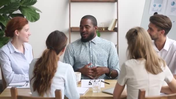 Líder de entrenador de negocios afroamericano hablando en diversa reunión de equipo — Vídeos de Stock