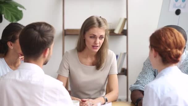 Gerente mentora feminina conversa com diversos estagiários clientes apertar a mão — Vídeo de Stock