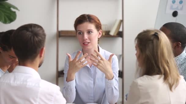 Mentor do sexo feminino que fala ensino diversos estudantes estagiários em reunião de grupo — Vídeo de Stock