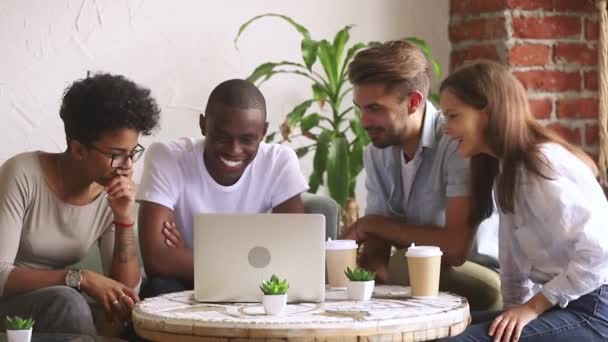 Χαρούμενοι πολυπολιτισμικοί φίλοι κοιτάζοντας το laptop με διασκέδαση βλέποντας κωμωδία — Αρχείο Βίντεο