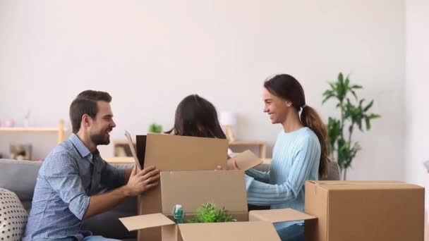 Child girl jump out of box playing on moving day — Stock Video