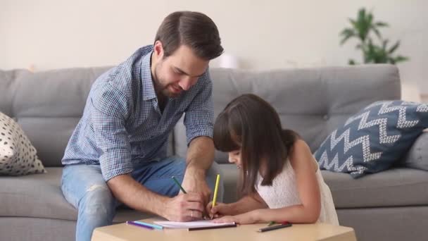 Tata i mała córka rysunek z ołówki gry w domu — Wideo stockowe