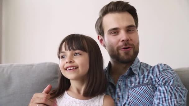 Feliz padre e hija niño hablando con la cámara de grabación vlog — Vídeo de stock