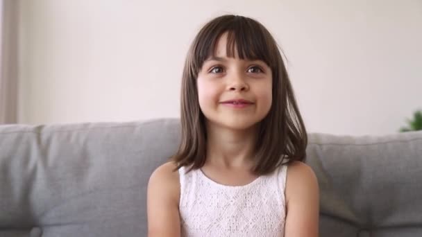 Μικρό κορίτσι μιλάει κοιτάζοντας φωτογραφική μηχανή κάνοντας βιντεοκλήσεων εγγραφή βιντεολόγιο — Αρχείο Βίντεο