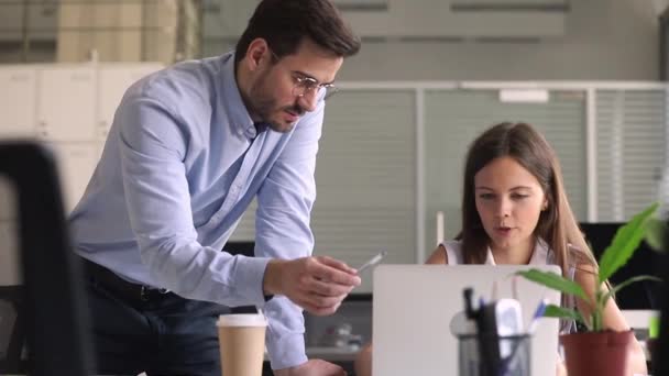 Hombre mentor gerente formación pasante enseñanza ayudar con el trabajo informático — Vídeos de Stock