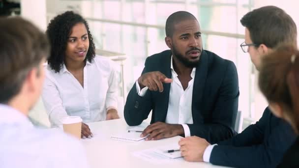 Empresário africano fala com colega de aperto de mão em negociações de reunião de grupo — Vídeo de Stock