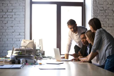 Modern birlikte çalışma ofisinde brifing sırasında çeşitli personel beyin fırtınası