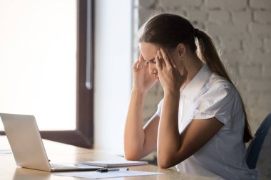 İş kadını dokunmatik tapınaklar iş yerinde baş ağrısı muzdarip