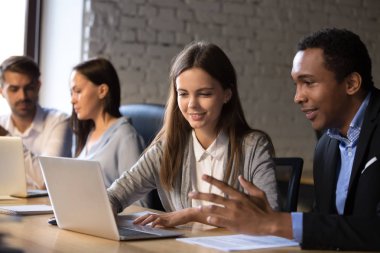 Birlikte çalışan farklı erkek kadın iş arkadaşları sunum bilgisayar kullanımı yapmak