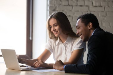 Kadın ceo danışmanı danışmanlık afrikalı müşteri bilgisayar a bakıyor