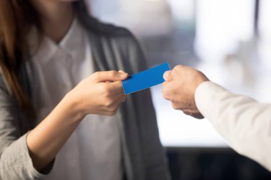 Kartvizit tutan kadın ve erkek ellerin kapatılması