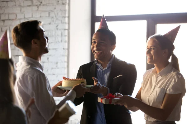 Felizes companheiros de equipe parabenizando feliz aniversário ao colega — Fotografia de Stock