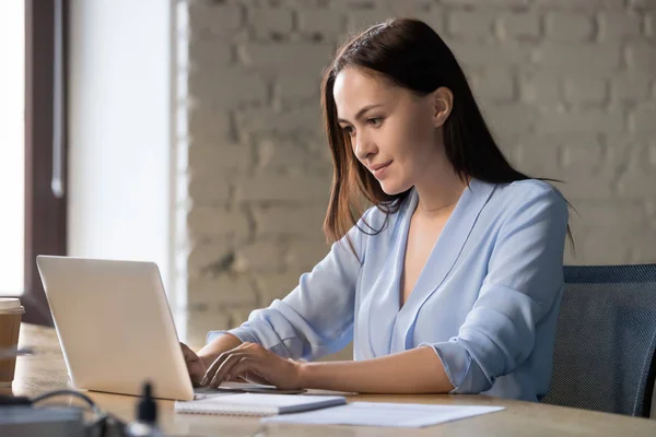 Attrayant message de dactylographie femme d'affaires en utilisant l'ordinateur sur le lieu de travail — Photo