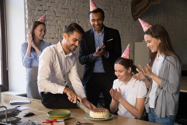 Felices colegas alegres diversos que celebran el cumpleaños del compañero de trabajo — Foto de Stock