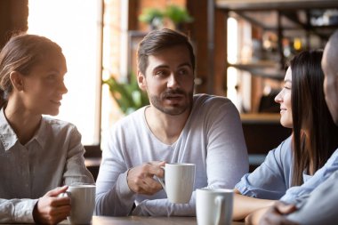 Kafede oturan en iyi arkadaş farklı grup