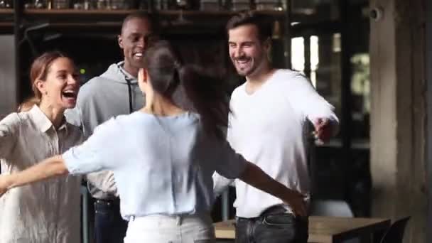 Ενθουσιασμένος διαφυλετικός φίλους χαιρετισμό αγκάλιασμα σύντροφο στη συνάντηση στο καφέ — Αρχείο Βίντεο