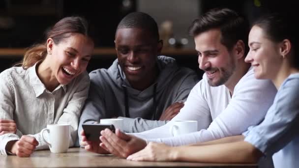 Felices compañeros diversos que se divierten viendo vídeo divertido en el teléfono inteligente — Vídeos de Stock