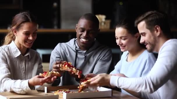 Multikulturell glückliche Freunde unterhalten sich lachend beim gemeinsamen Pizzaessen zum Mitnehmen — Stockvideo