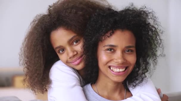 Affectionate african family single mother and teen girl embracing, portrait — Stock Video