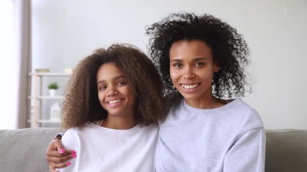 Mãe africana feliz e filha adolescente fazer skype chamada de vídeo — Vídeo de Stock