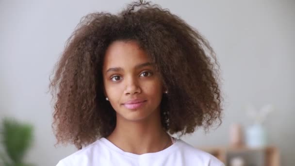 Bella afro americano giovanissima scuola ragazza guardando macchina fotografica, ritratto — Video Stock