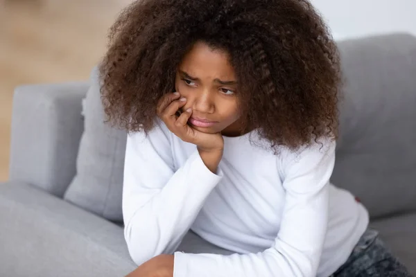 Primer plano molesto afroamericano adolescente sentado solo — Foto de Stock